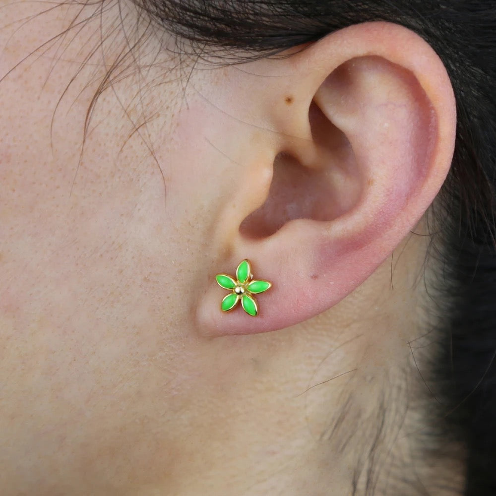 Small 4mm enamel daisy flower stud earring